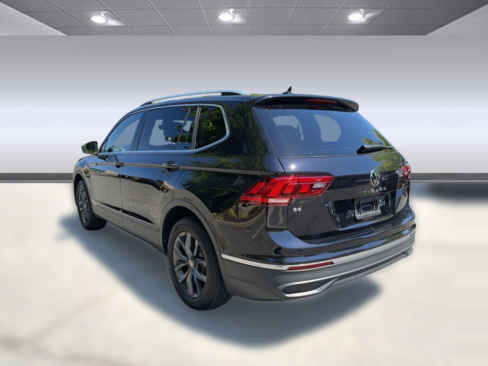 Used 2023 Volkswagen Tiguan SE FWD image 3
