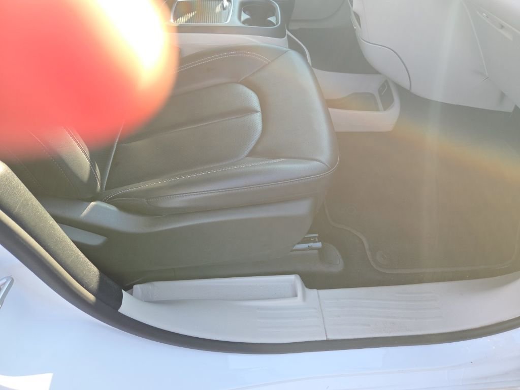 Used 2024 Chrysler Pacifica Touring-L image 21