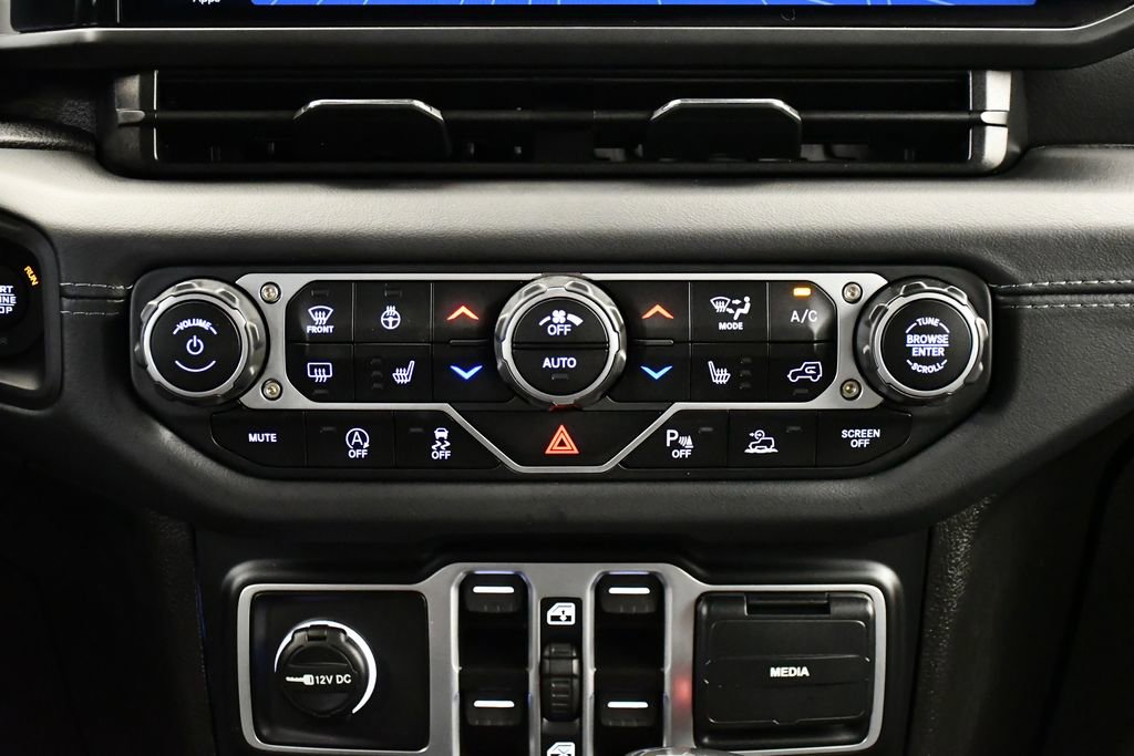 Used 2025 Jeep Wrangler Sahara image 28