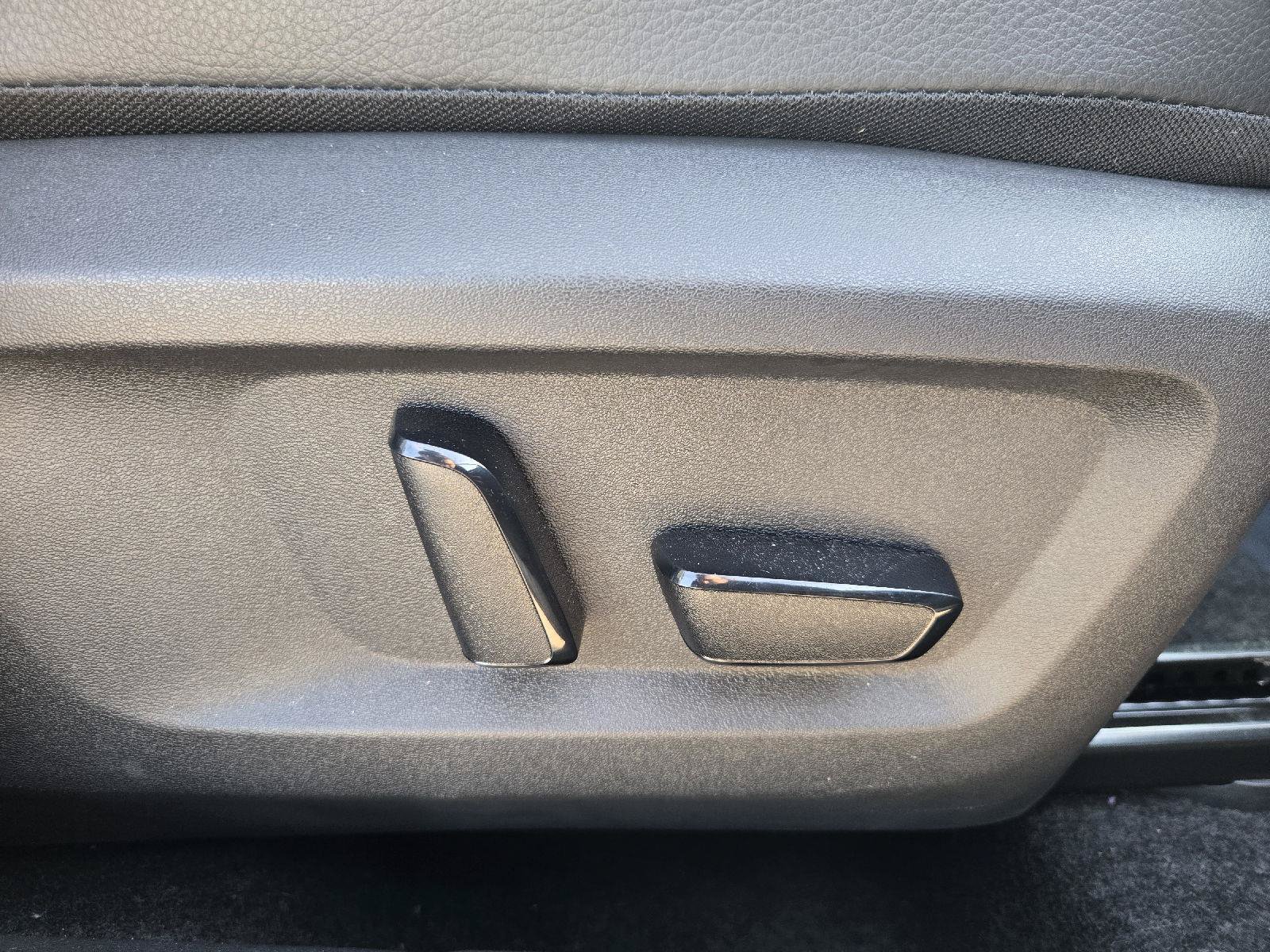 Used 2025 Nissan Rogue SL AWD/4WD image 24