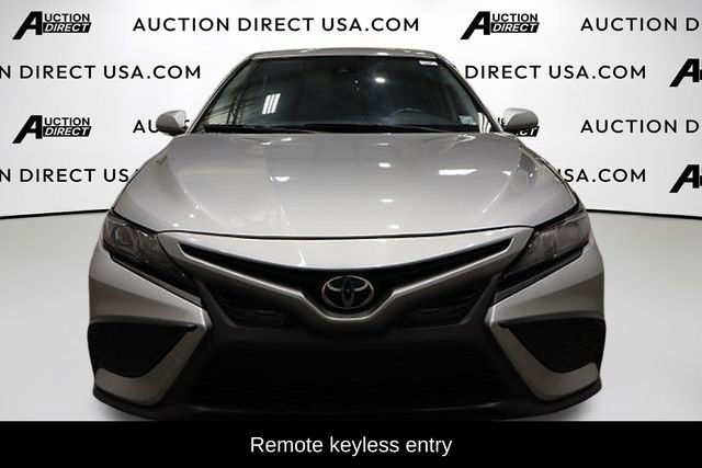 Used 2022 Toyota Camry SE image 3