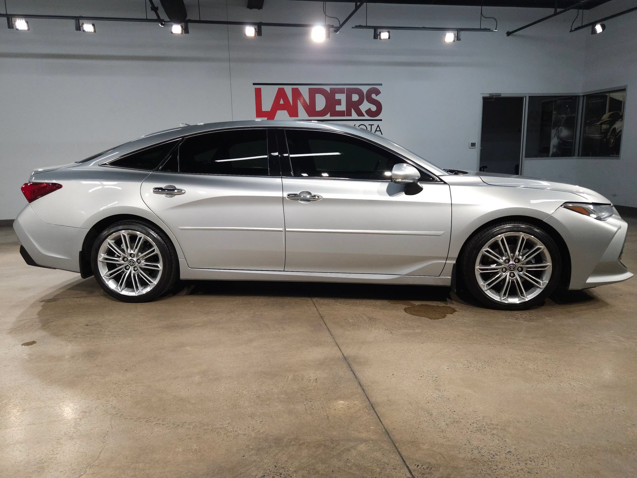 Used 2021 Toyota Avalon Limited w/ Advanced Safety Package FWD image 8