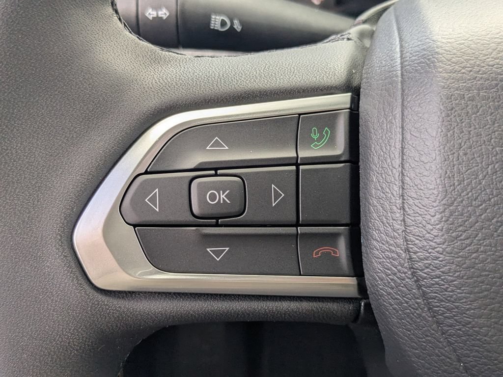 Used 2025 Jeep Compass Latitude w/ Convenience Group AWD/4WD image 27