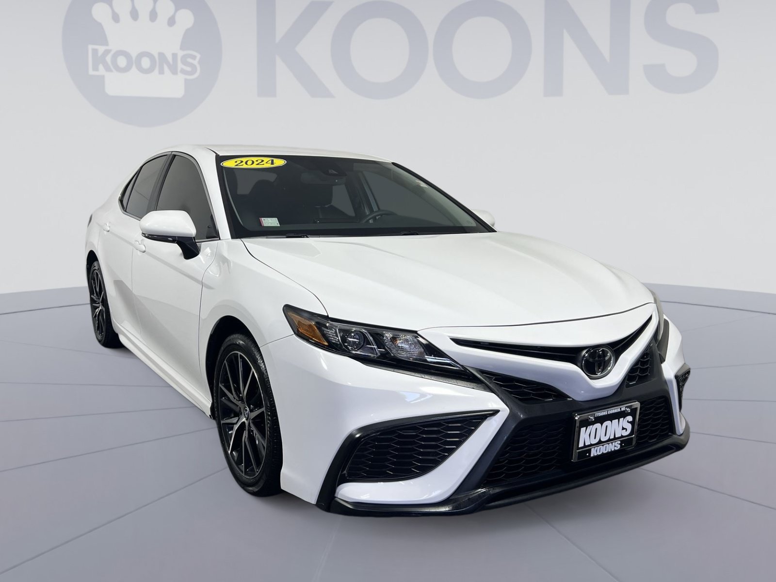 Used 2024 Toyota Camry SE w/ Convenience Package FWD image 2