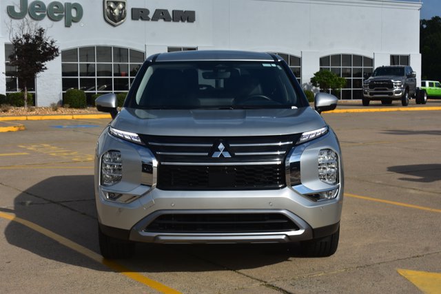 Used 2025 Mitsubishi Outlander SE FWD image 2