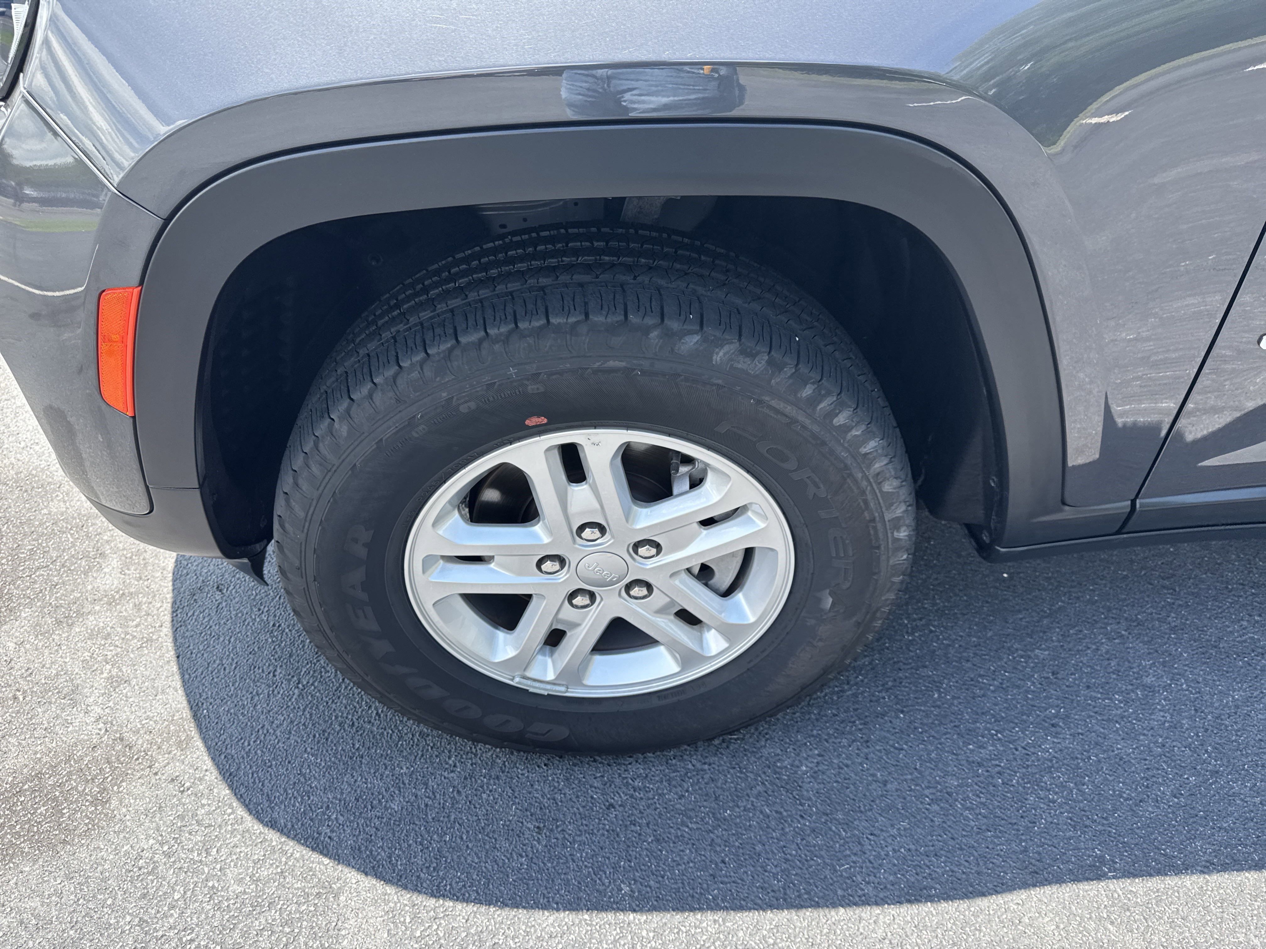 Used 2024 Jeep Grand Cherokee Laredo image 9