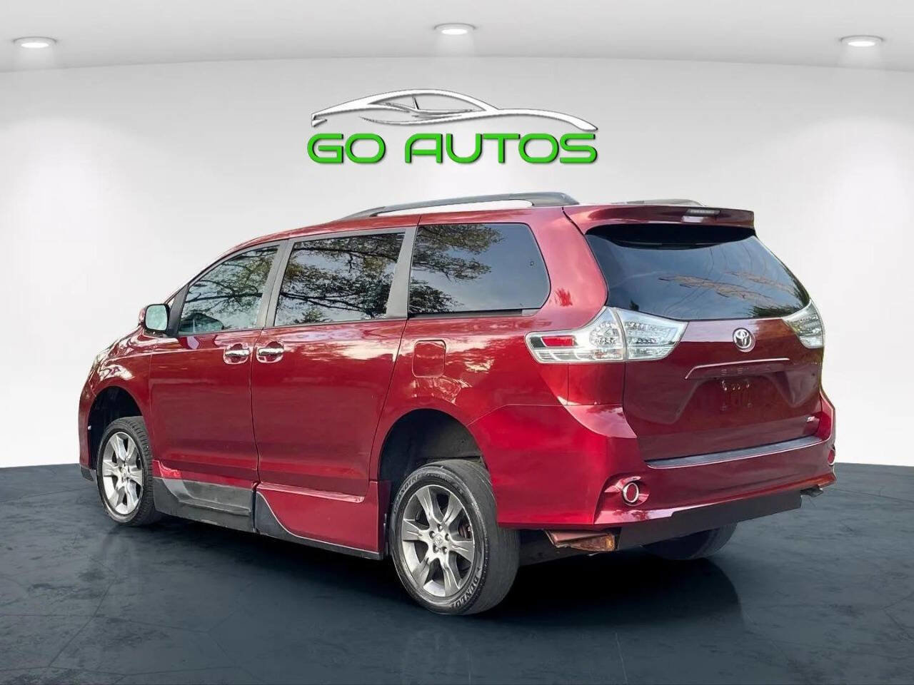 Used 2014 Toyota Sienna SE image 3
