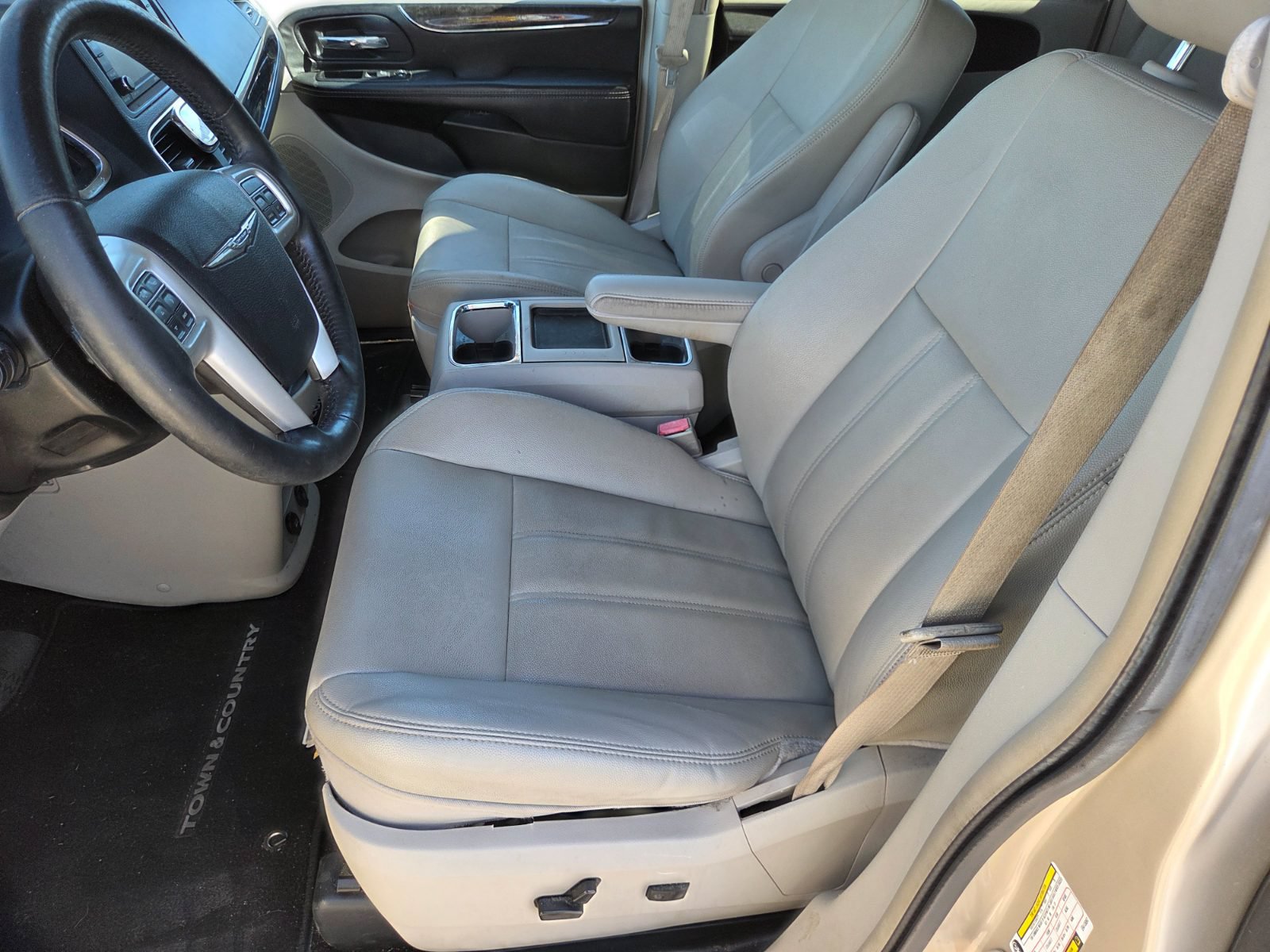 Used 2014 Chrysler Town & Country Touring w/ Driver Convenience Group FWD image 8
