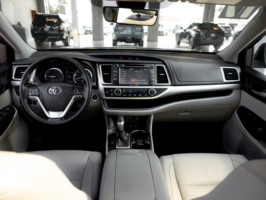 Used 2017 Toyota Highlander XLE AWD/4WD image 19