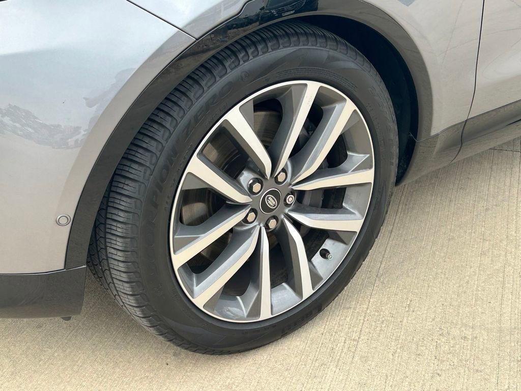 Used 2024 Land Rover Discovery Dynamic SE image 9