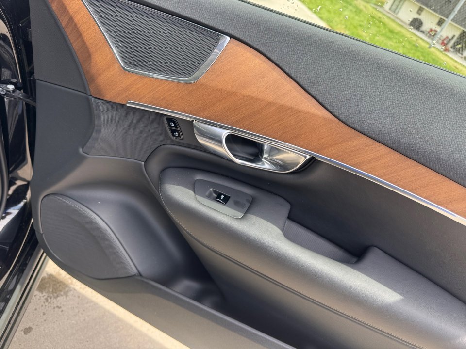 New 2025 Volvo XC90 T8 Plus w/ Protection Package Premier image 24