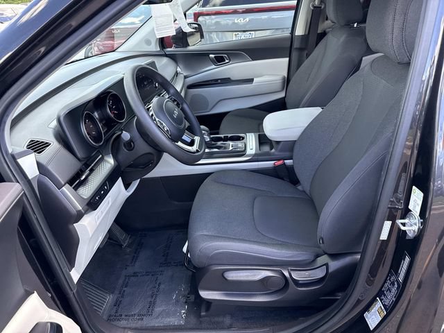Used 2023 Kia Carnival LX FWD image 14
