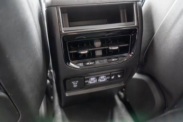 Used 2024 Jeep Grand Cherokee Limited AWD/4WD image 18