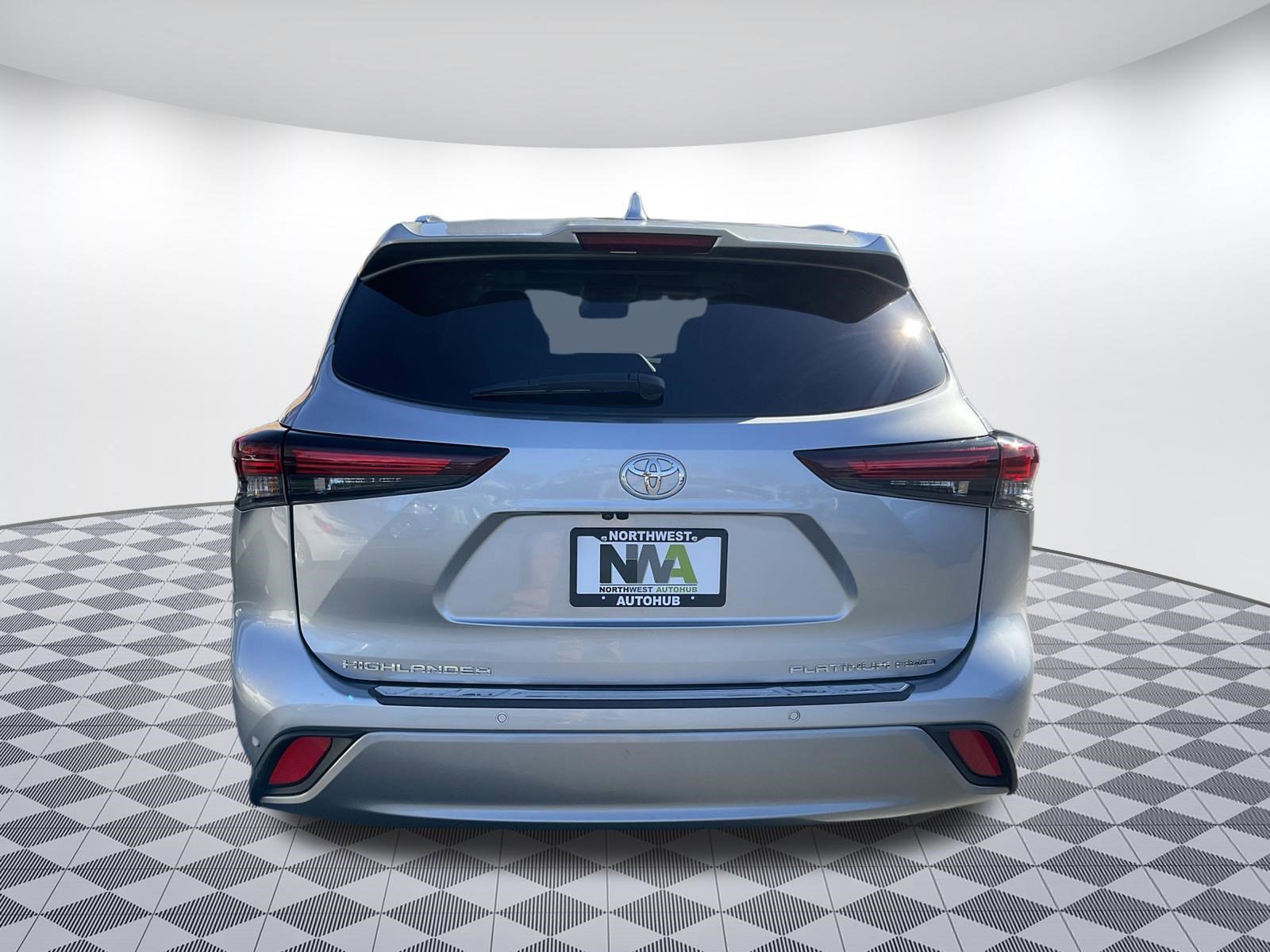 Used 2024 Toyota Highlander Platinum image 4