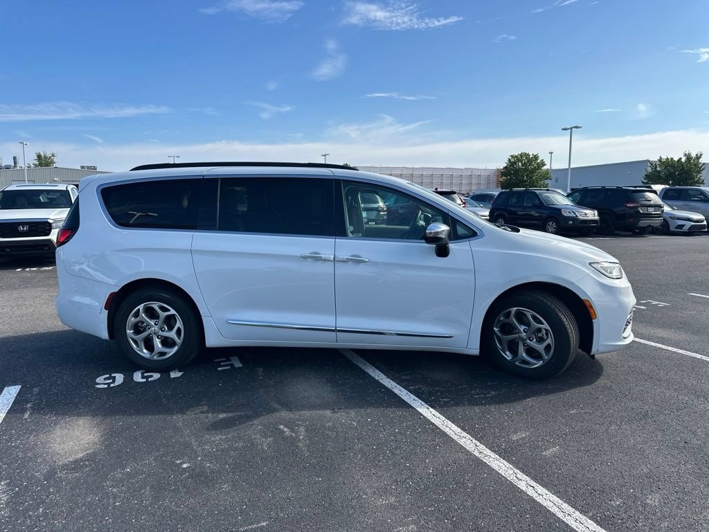 Used 2023 Chrysler Pacifica Limited FWD image 12