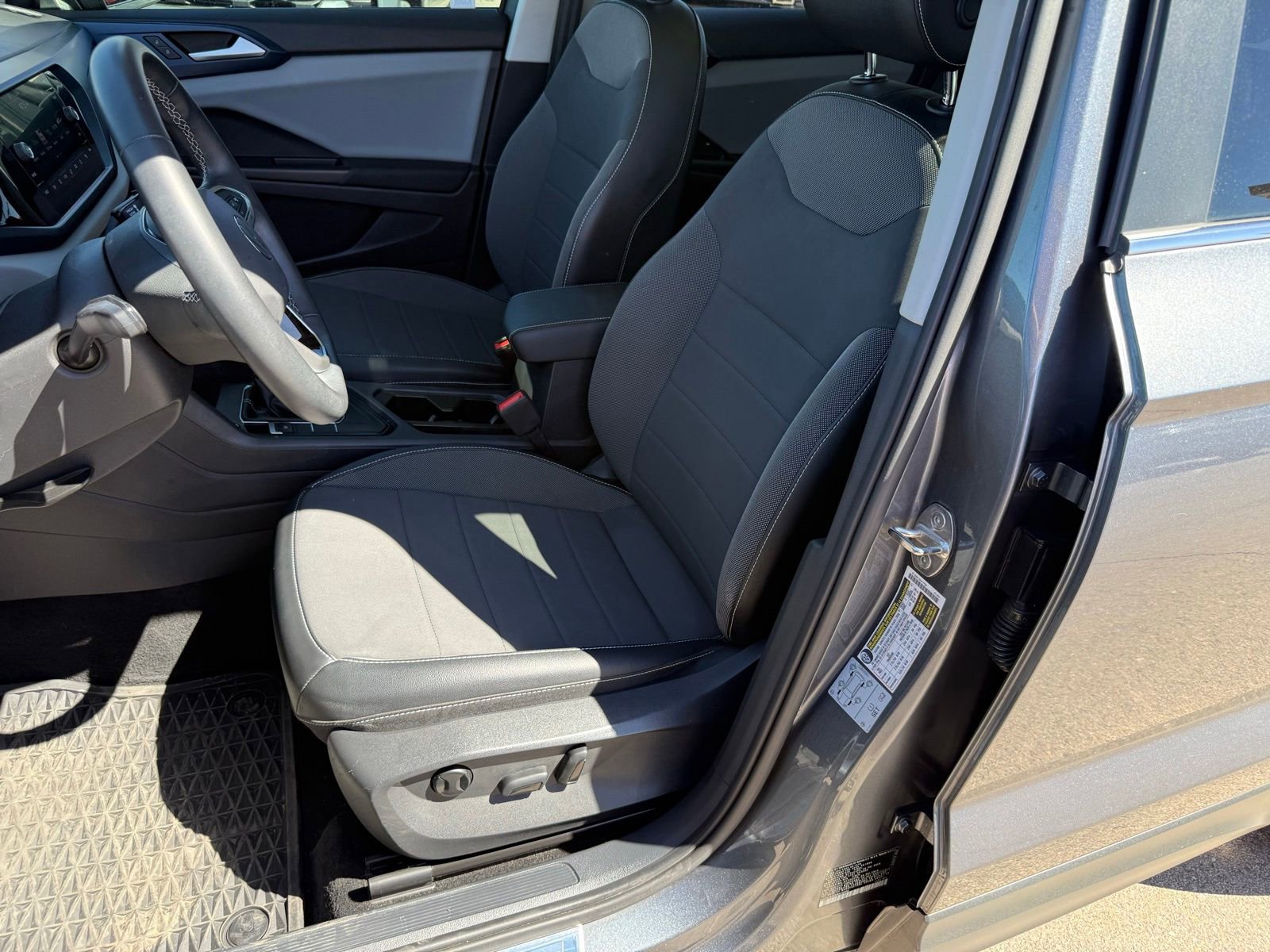 Used 2022 Volkswagen Taos SE w/ Panoramic Sunroof Package image 31