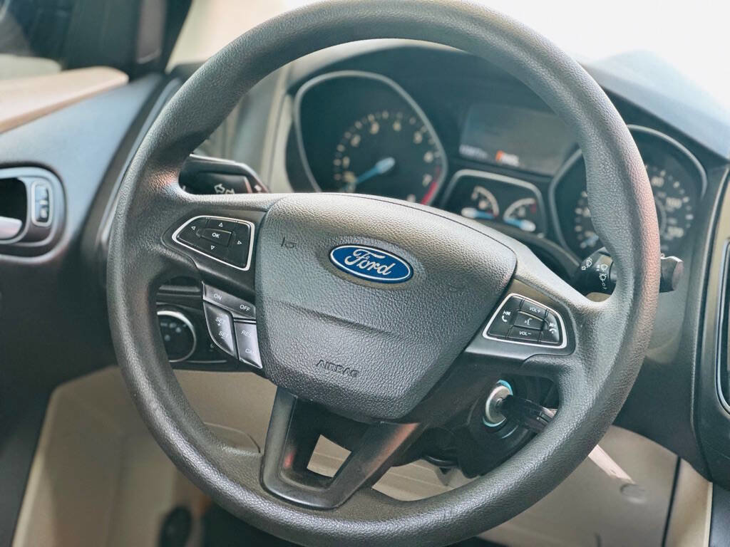 Used 2016 Ford Focus SE w/ SE Power Seat Package image 10