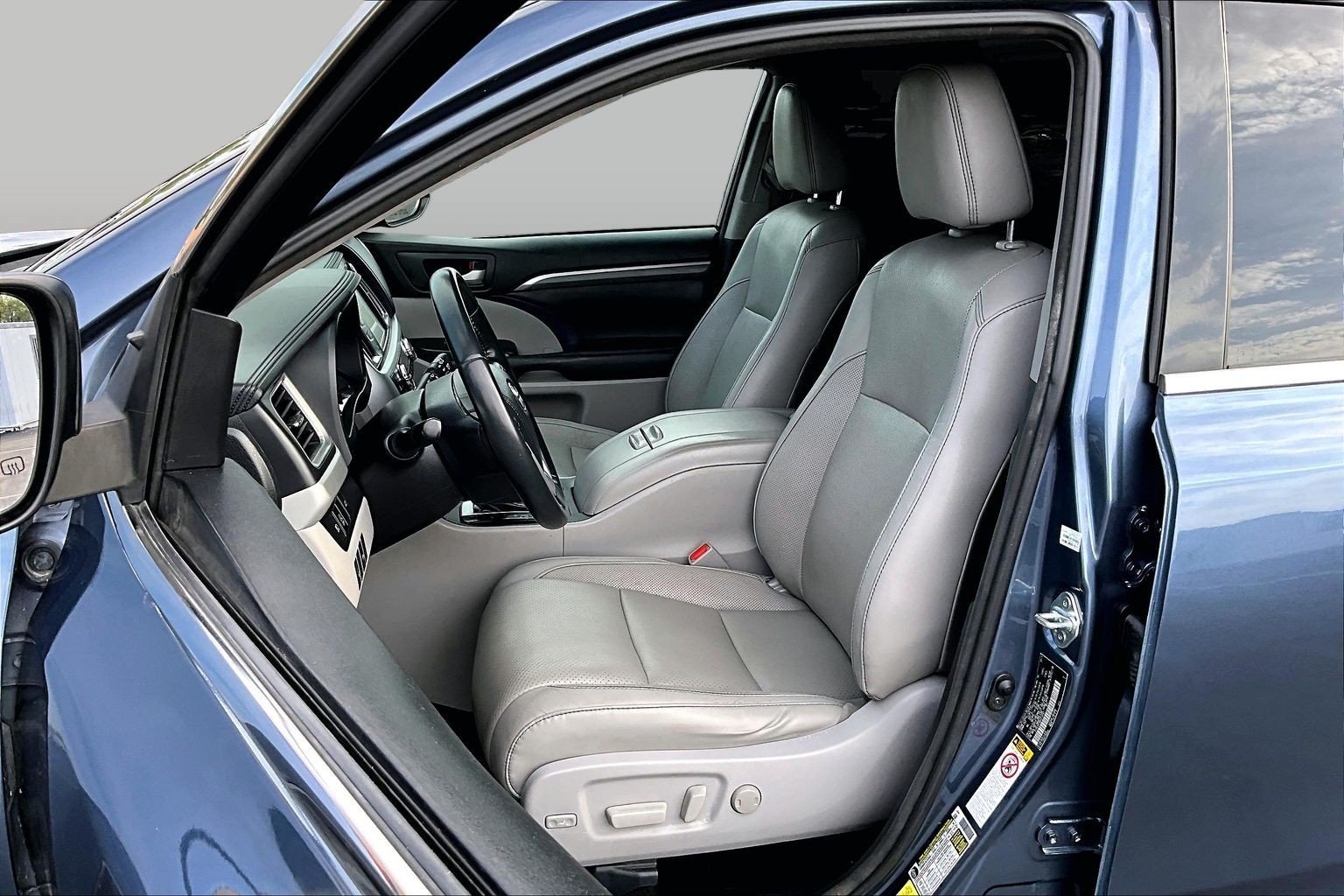 Used 2017 Toyota Highlander Limited w/ Carpet Mat Package FWD image 26
