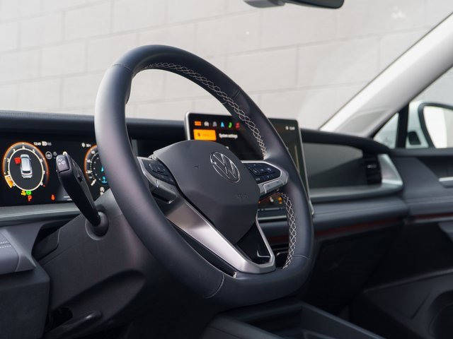 Used 2025 Volkswagen Tiguan SE w/ Panoramic Sunroof Package image 4