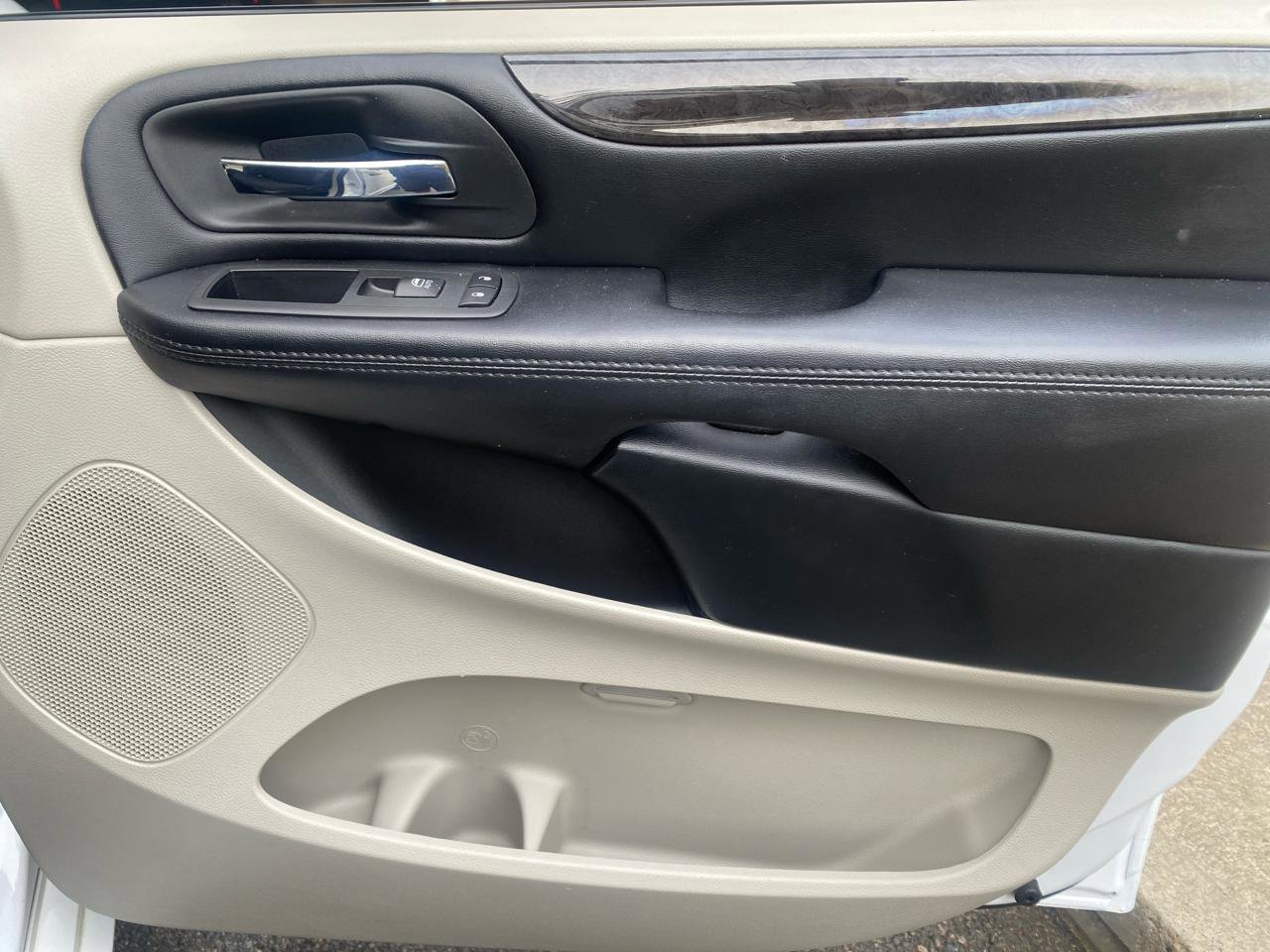 Used 2019 Dodge Grand Caravan SE w/ UConnect Hands-Free Group image 24