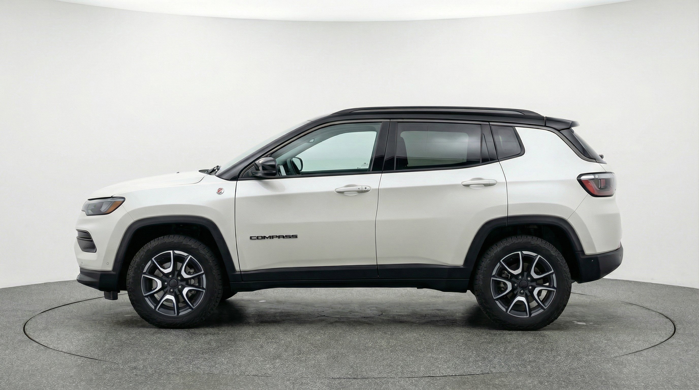 Used 2025 Jeep Compass Trailhawk AWD/4WD image 5