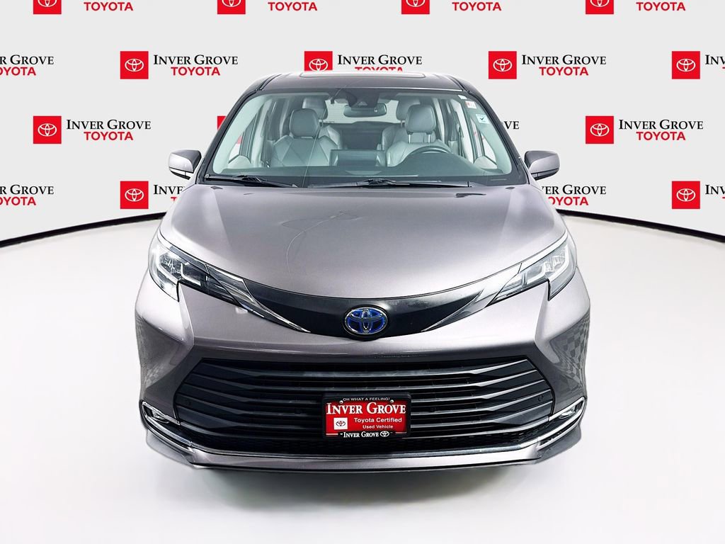 Used 2021 Toyota Sienna XLE image 2