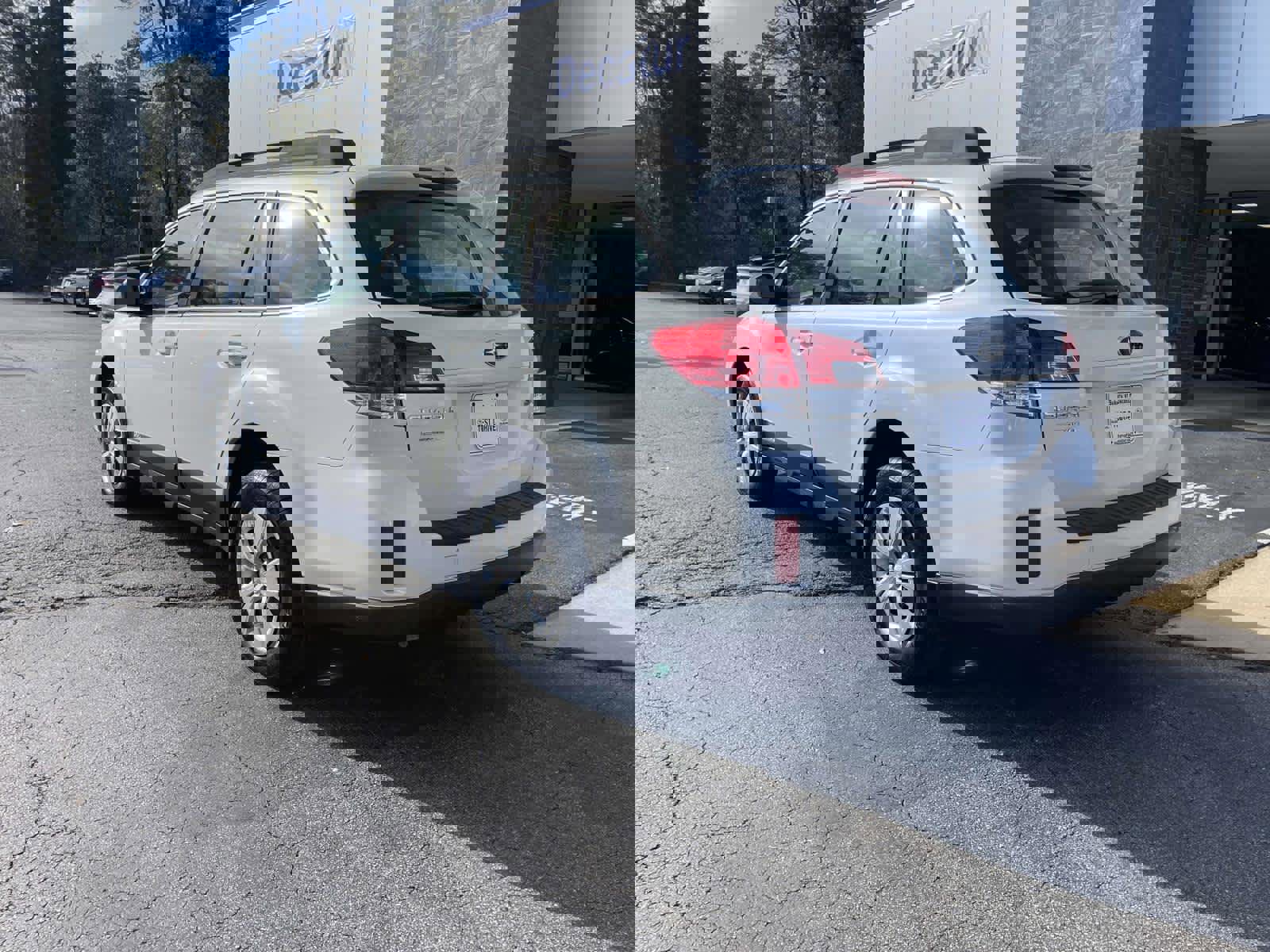 Used 2011 Subaru Outback 2.5i image 3