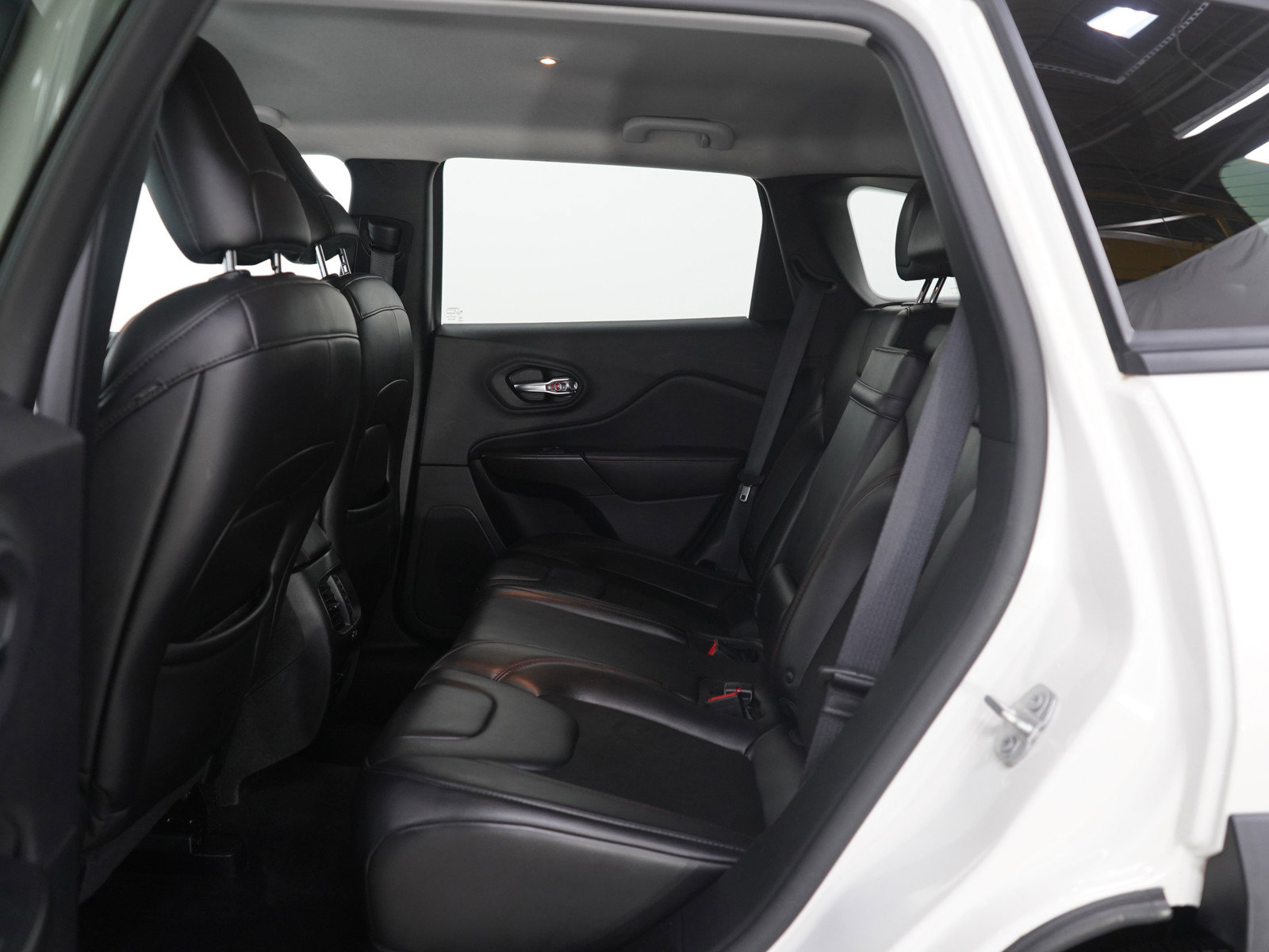 Used 2019 Jeep Cherokee Trailhawk w/ Cold Weather Group image 16