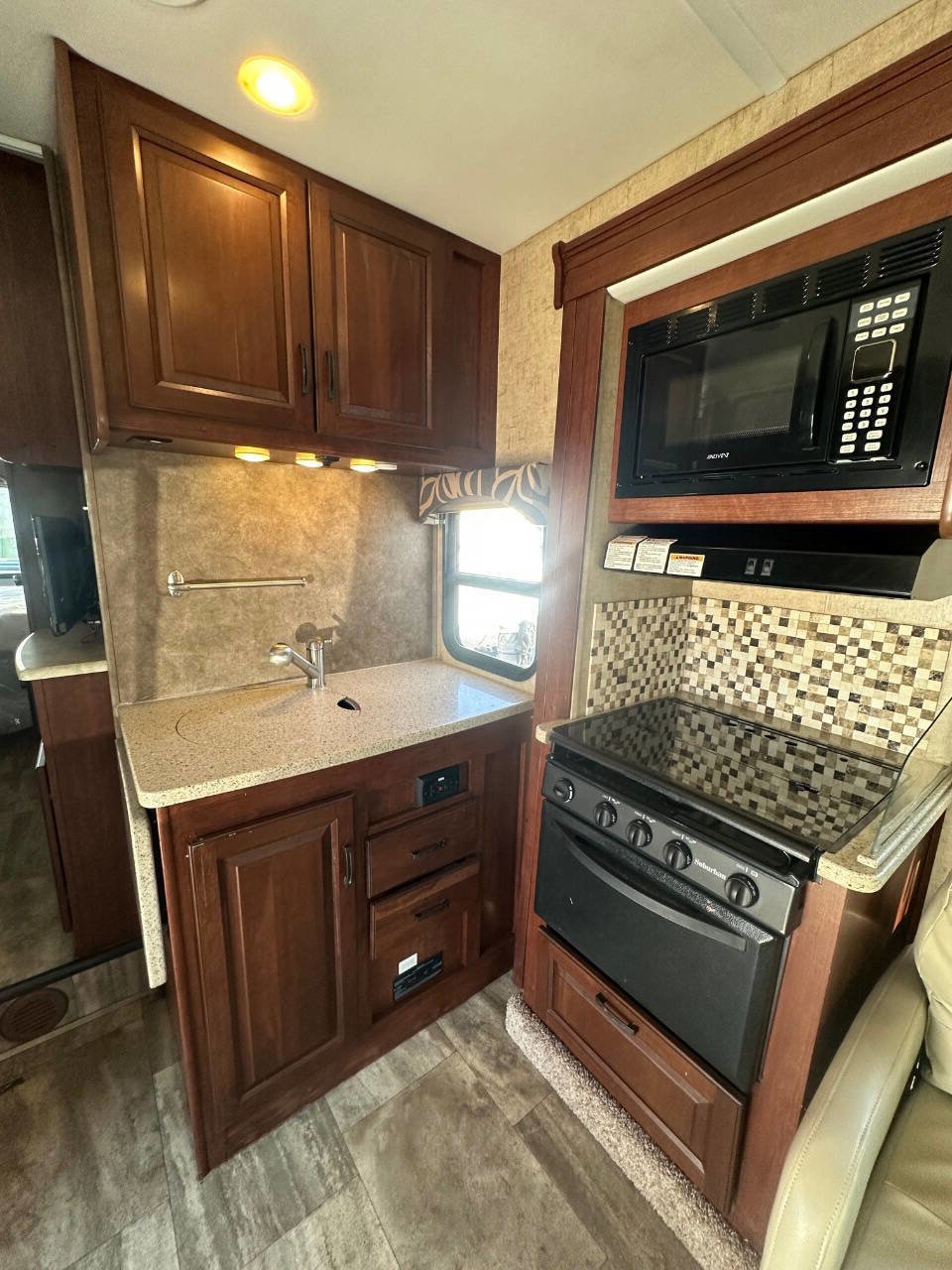 Used 2015 Ford E-450 and Econoline 450 Super Duty w/ Motorhome Prep Package image 12