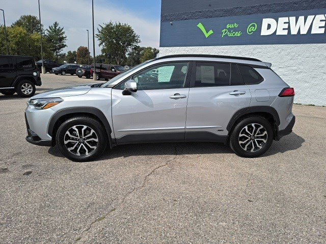 Used 2024 Toyota Corolla Cross SE image 2