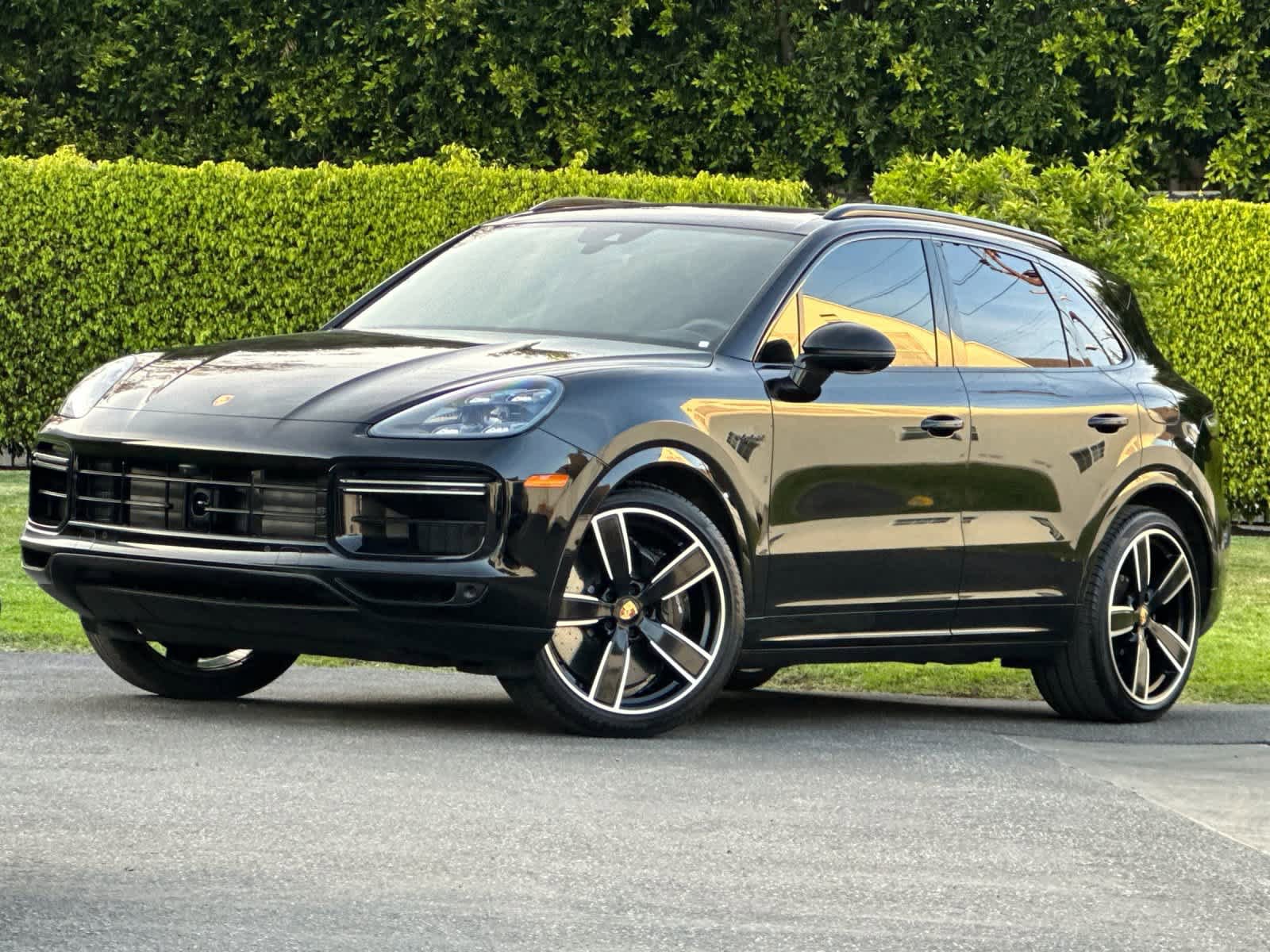 Used 2023 Porsche Cayenne Turbo S AWD/4WD image 1