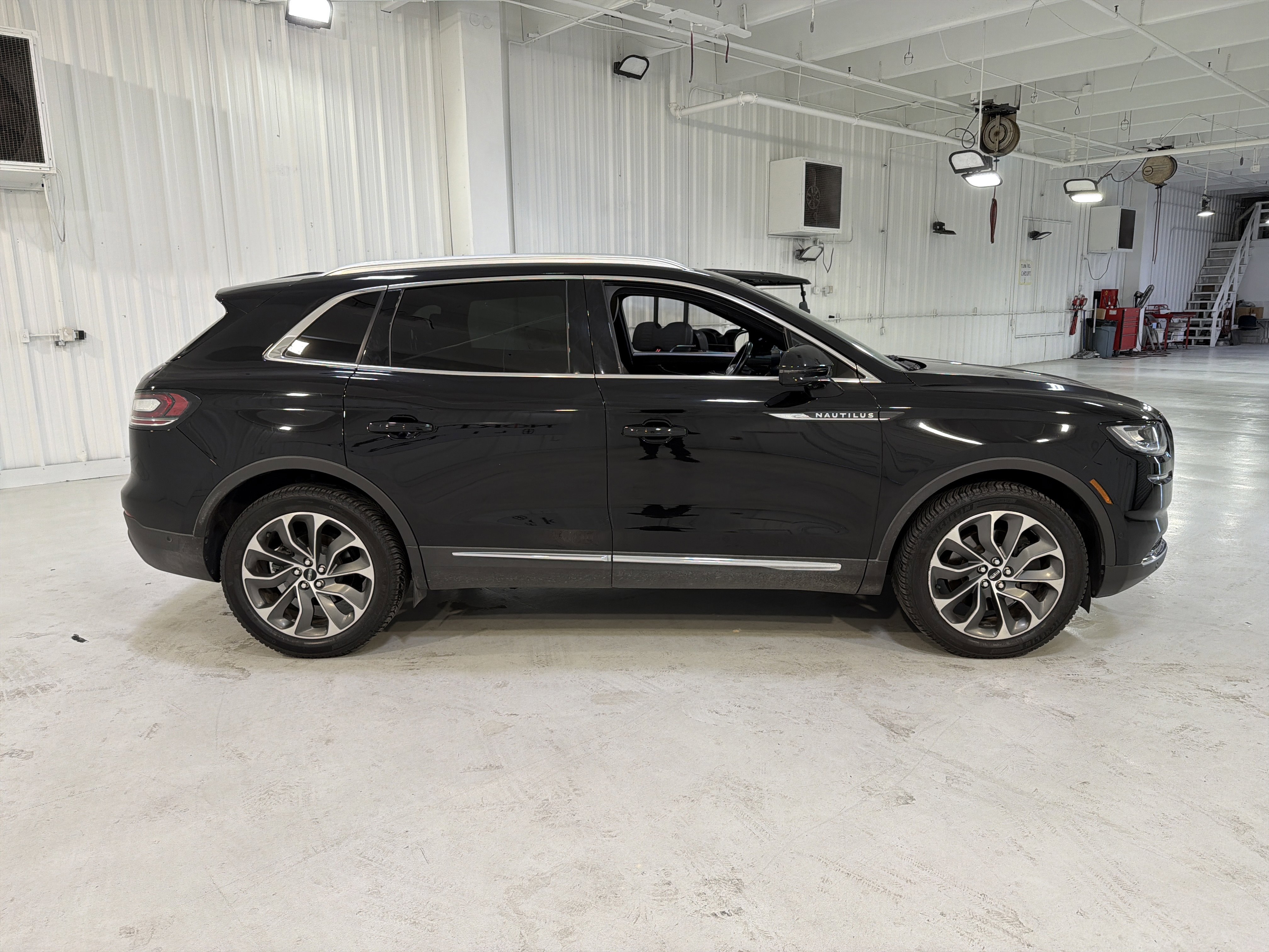 Used 2022 Lincoln Nautilus Reserve image 6