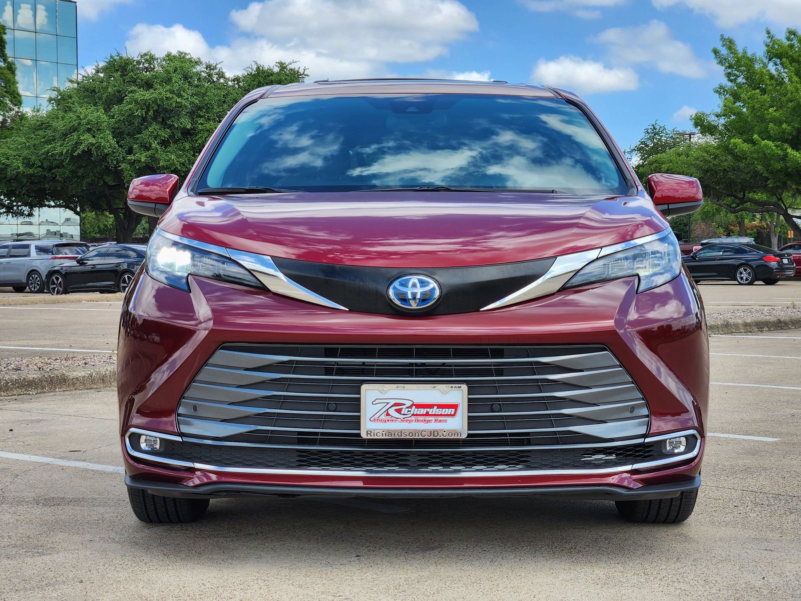 Used 2025 Toyota Sienna XLE image 7