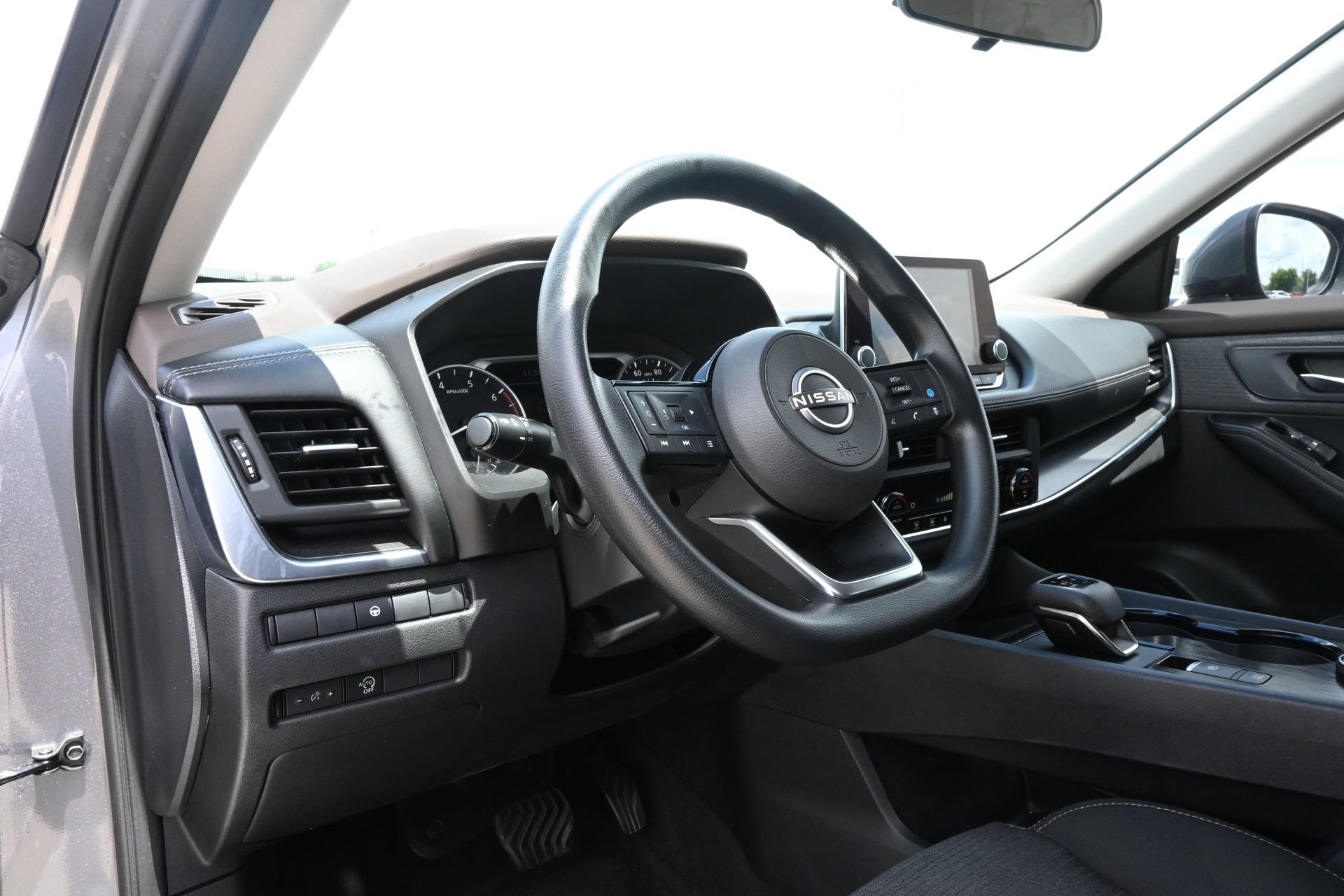 Used 2023 Nissan Rogue SV AWD/4WD image 17