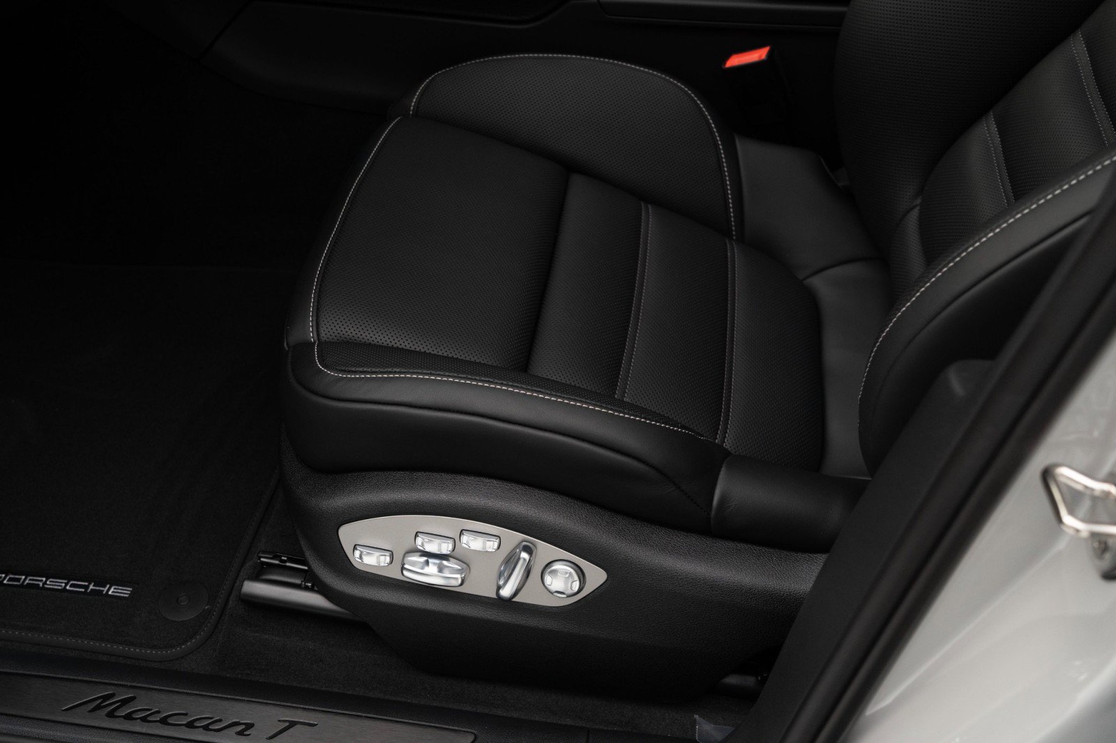 New 2025 Porsche Macan Turbo image 16