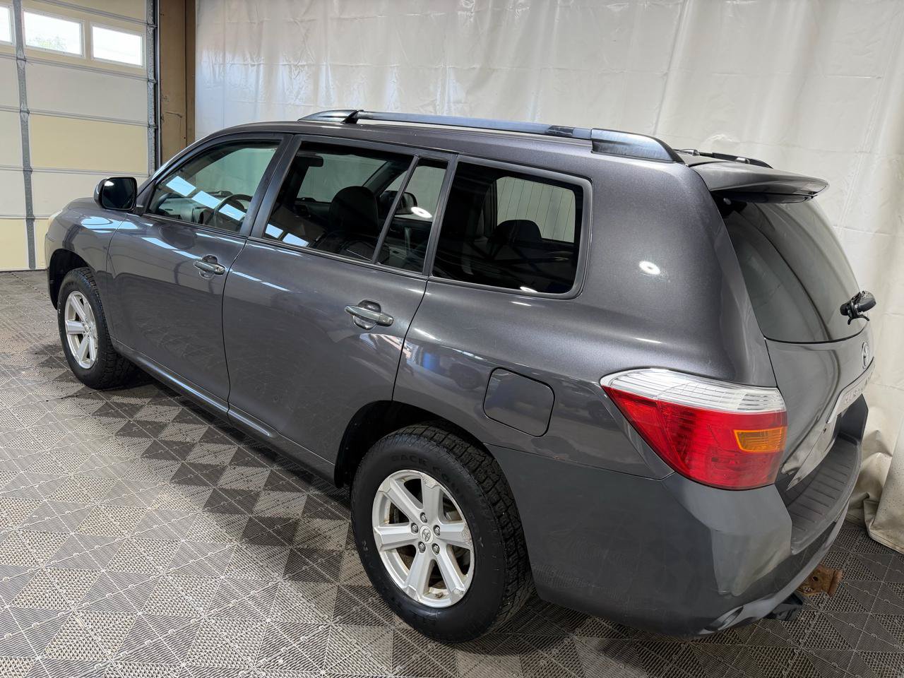 Used 2010 Toyota Highlander SE AWD/4WD image 4