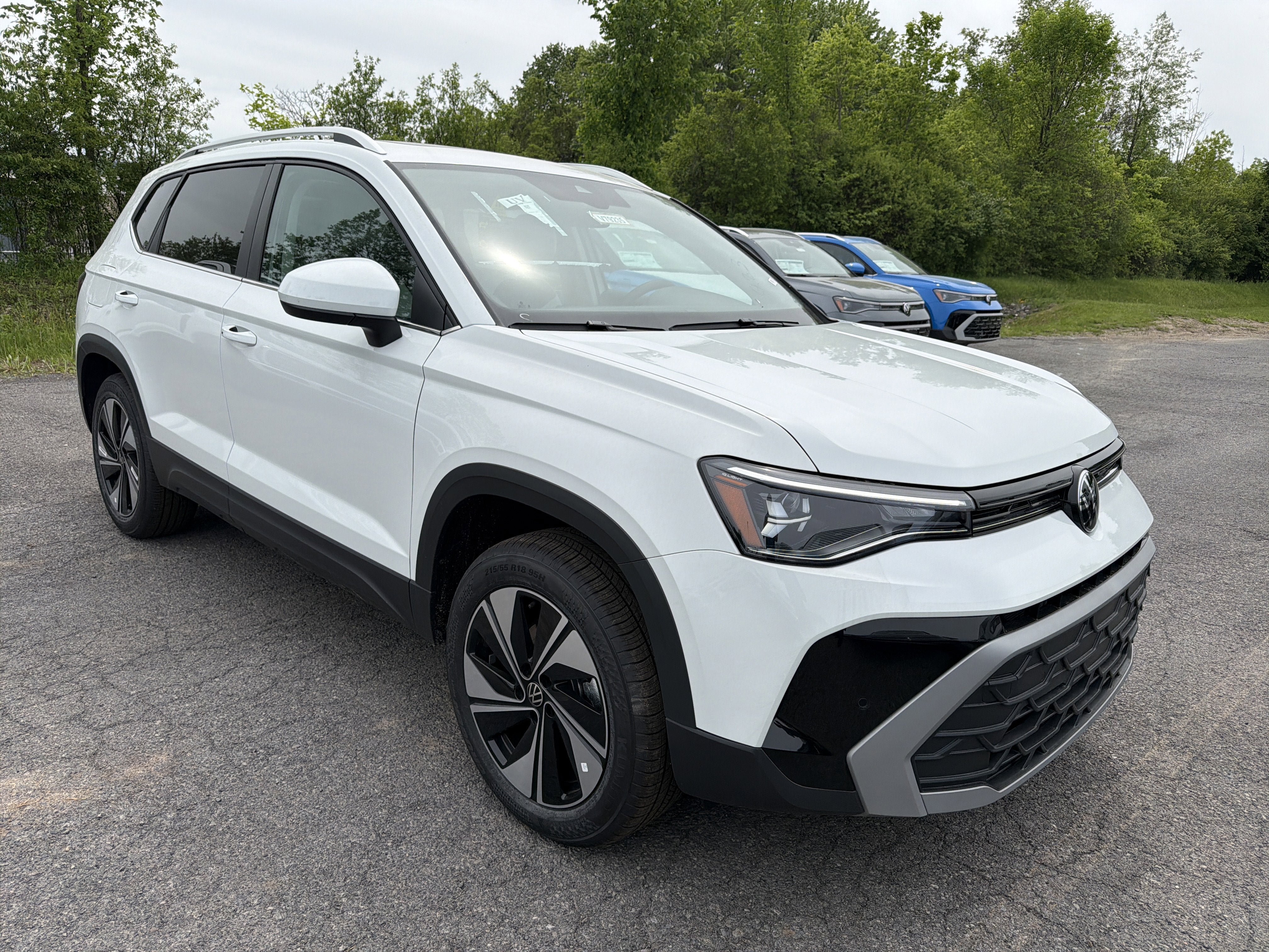 New 2026 Volkswagen Taos SE AWD/4WD image 2