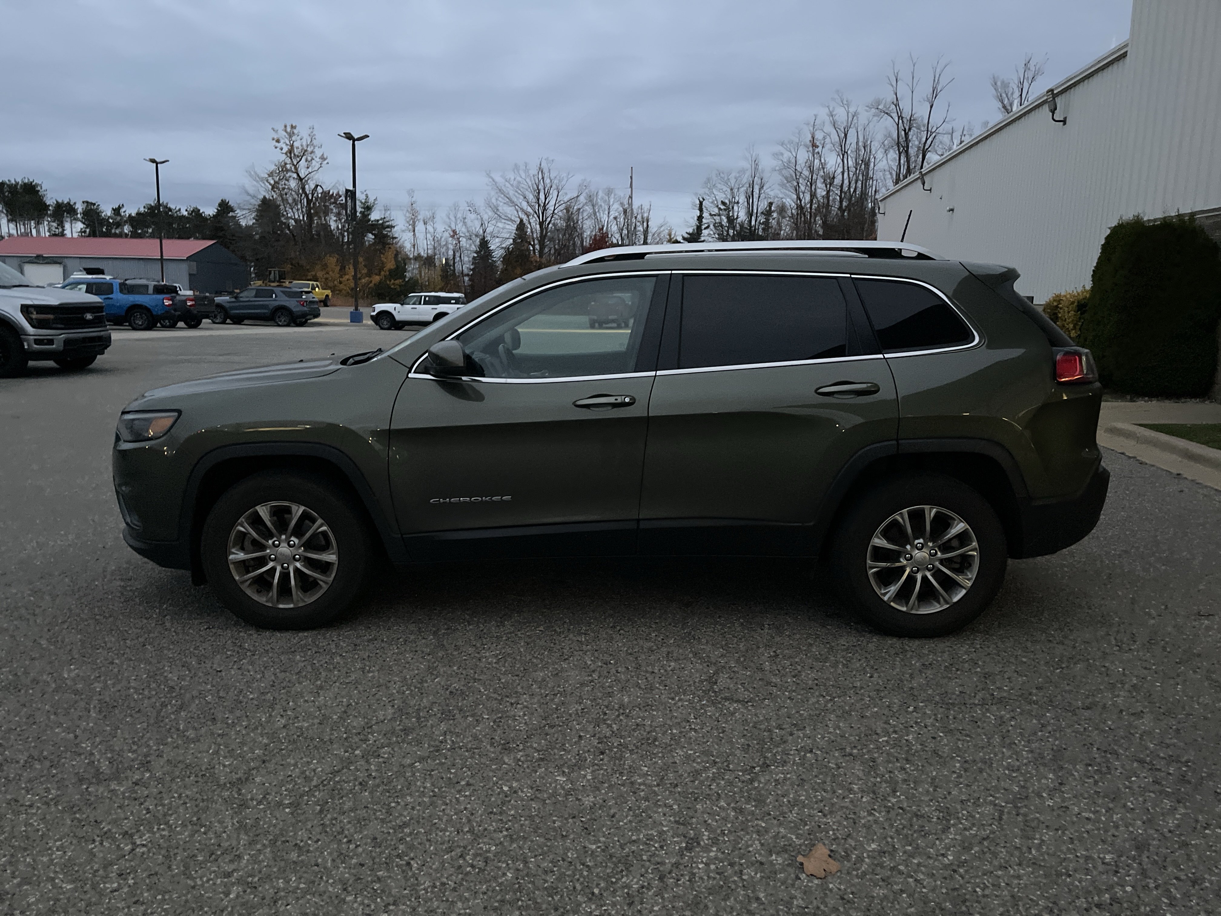Used 2021 Jeep Cherokee Latitude Lux w/ Sun & Sound Group AWD/4WD image 7