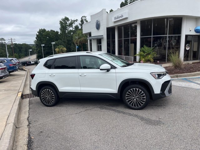 New 2025 Volkswagen Taos SE image 2