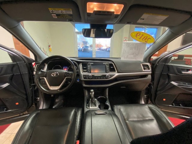 Used 2019 Toyota Highlander Limited FWD image 27
