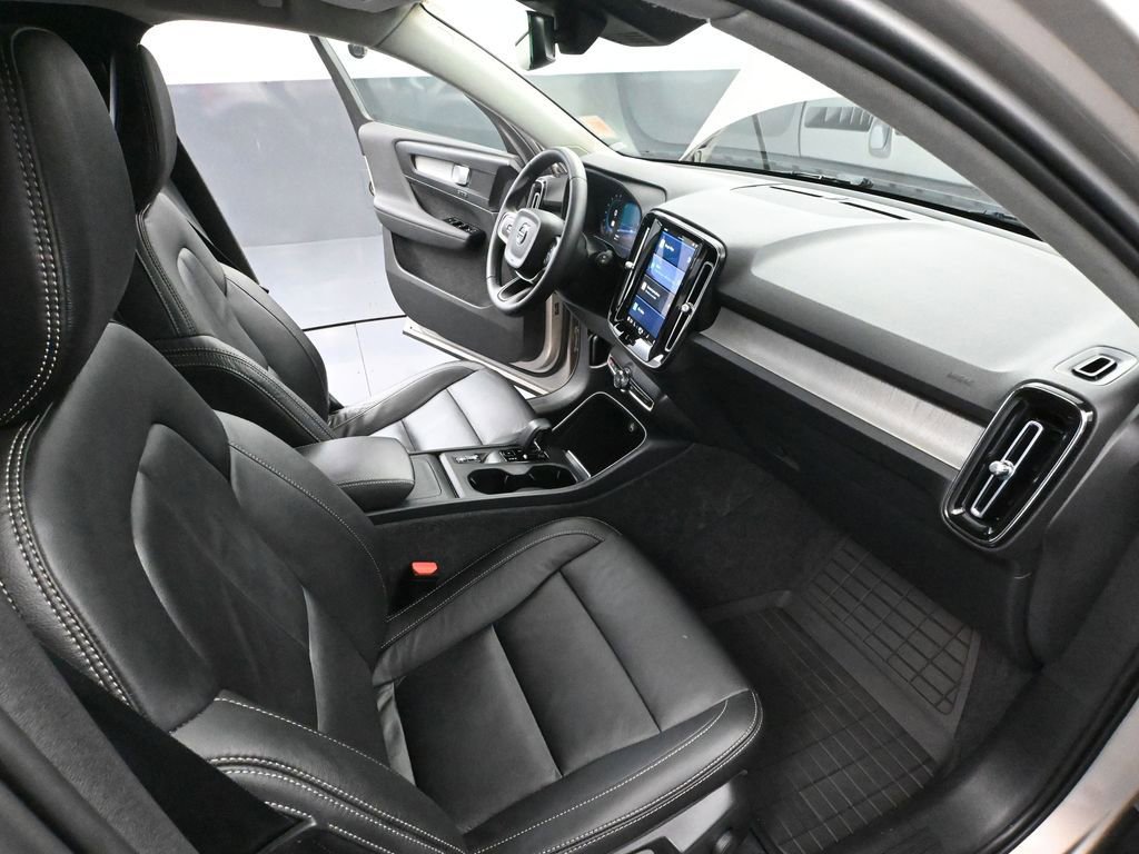 Used 2023 Volvo XC40 B5 Core image 47