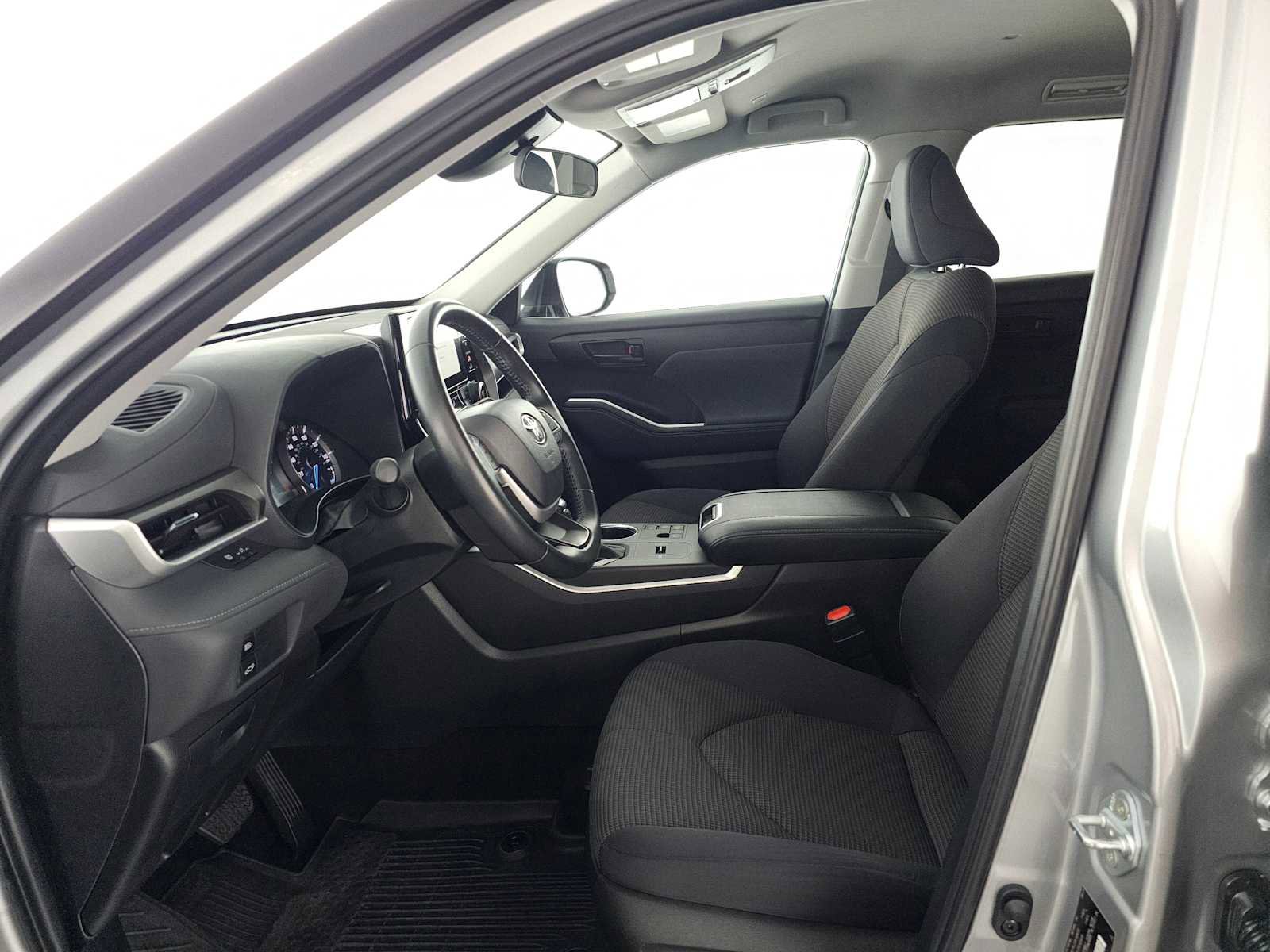 Used 2024 Toyota Highlander LE image 22