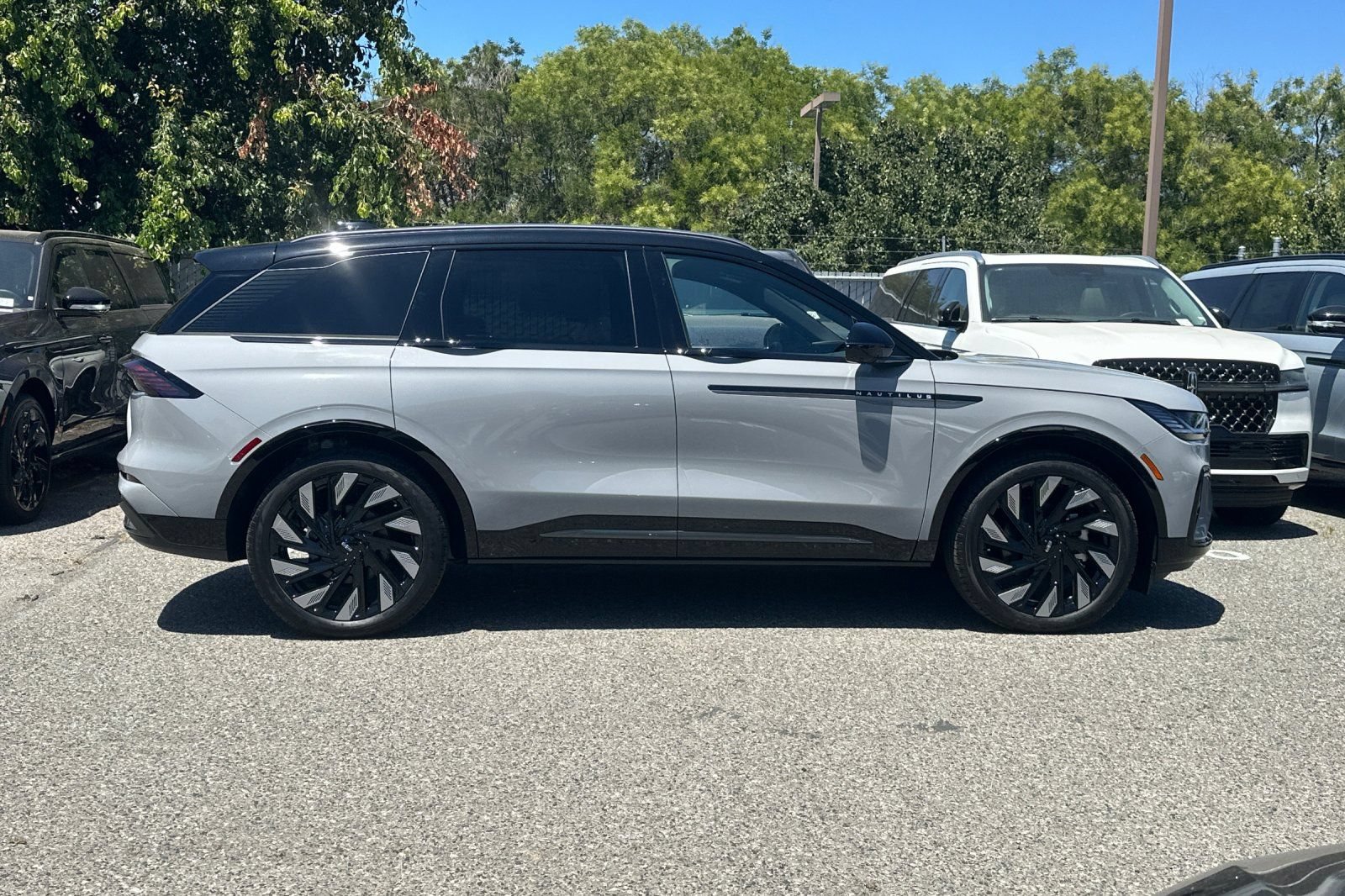New 2026 Lincoln Nautilus Reserve w/ Jet Appearance Package AWD/4WD image 3