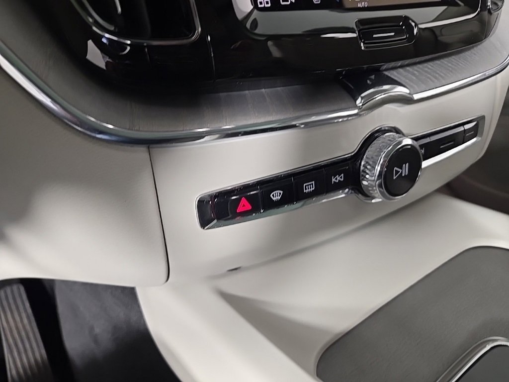 Certified 2025 Volvo XC60 T8 Plus w/ Protection Package Premier image 25