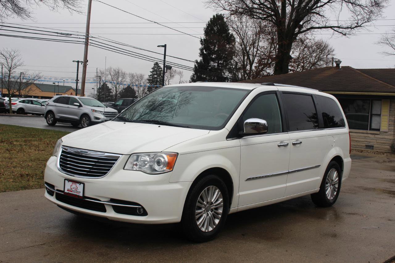 Used 2013 Chrysler Town & Country Limited w/ Trailer Tow Group FWD image 5