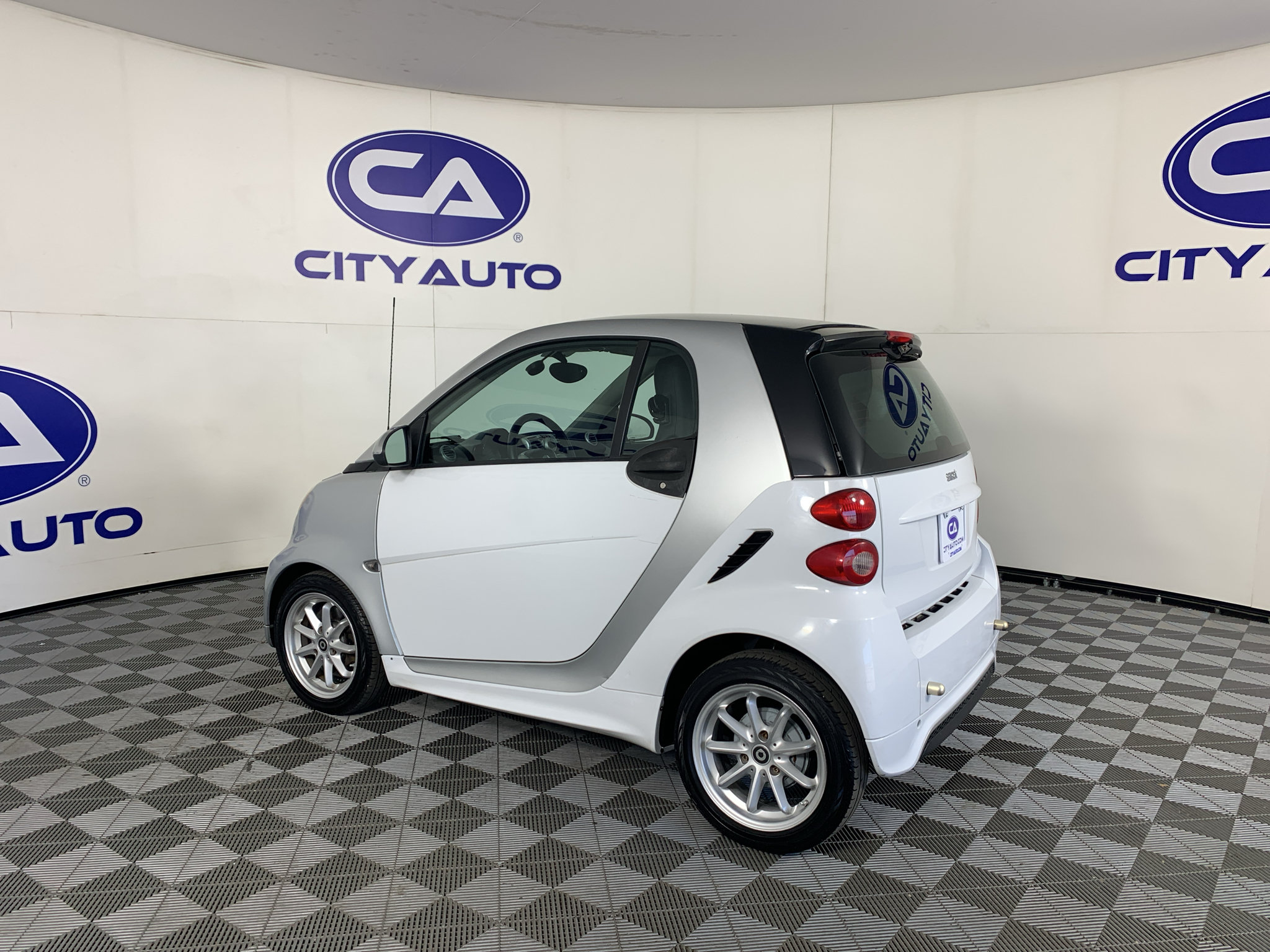 Used 2015 smart fortwo pure RWD image 5