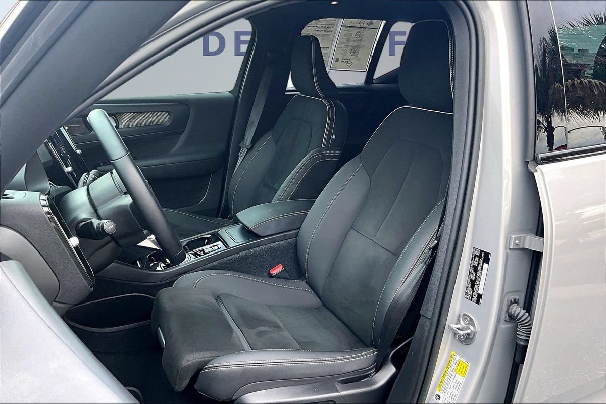 Used 2023 Volvo XC40 B4 Ultimate w/ Protection Package Premier FWD image 21