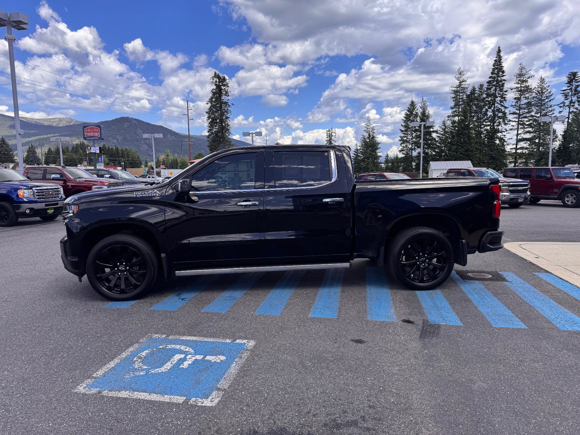 Used 2021 Chevrolet Silverado 1500 High Country w/ Technology Package AWD/4WD image 4