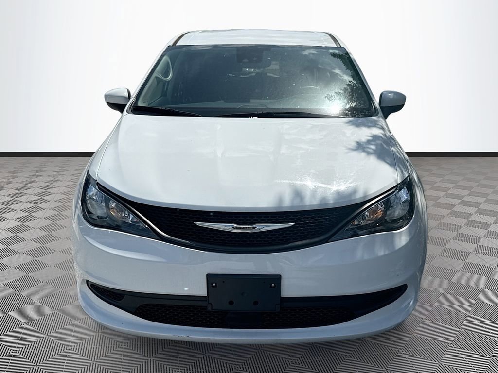 Used 2023 Chrysler Voyager LX FWD image 2