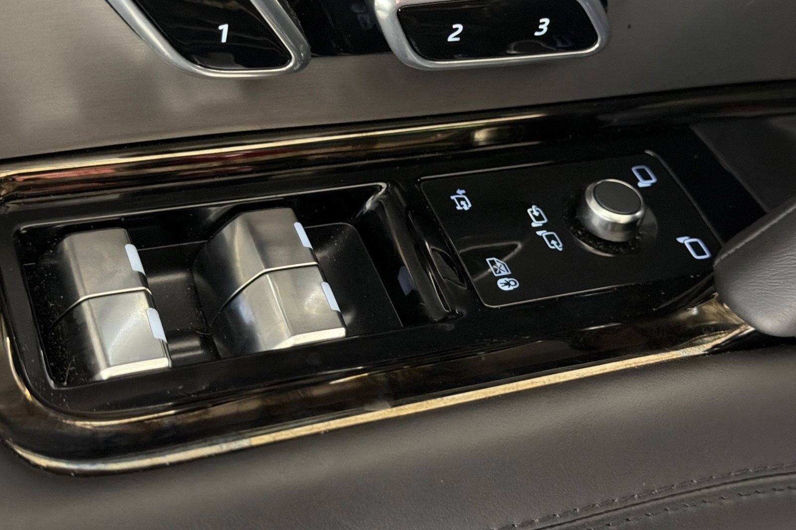 Used 2025 Land Rover Range Rover Sport SE image 13